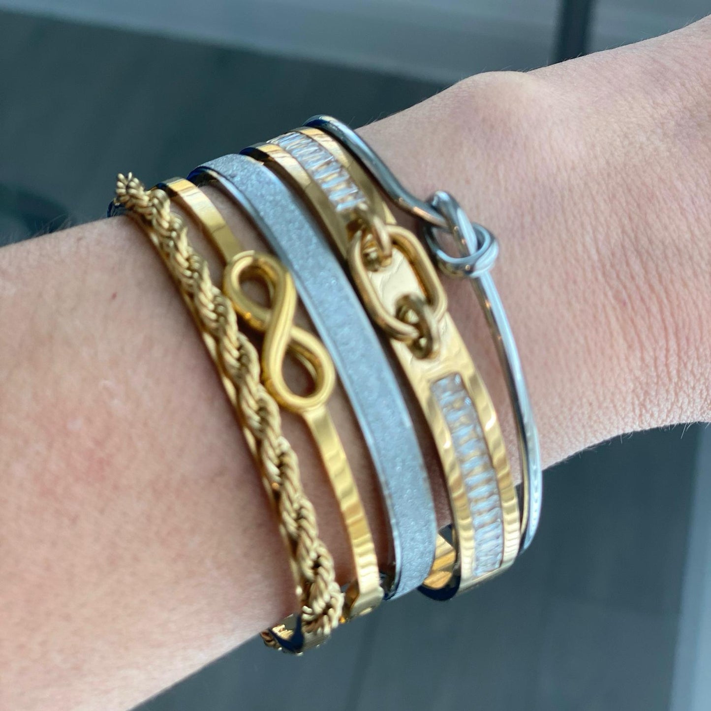 GLAMOURGLOW - SET OF FIVE BRACELETS