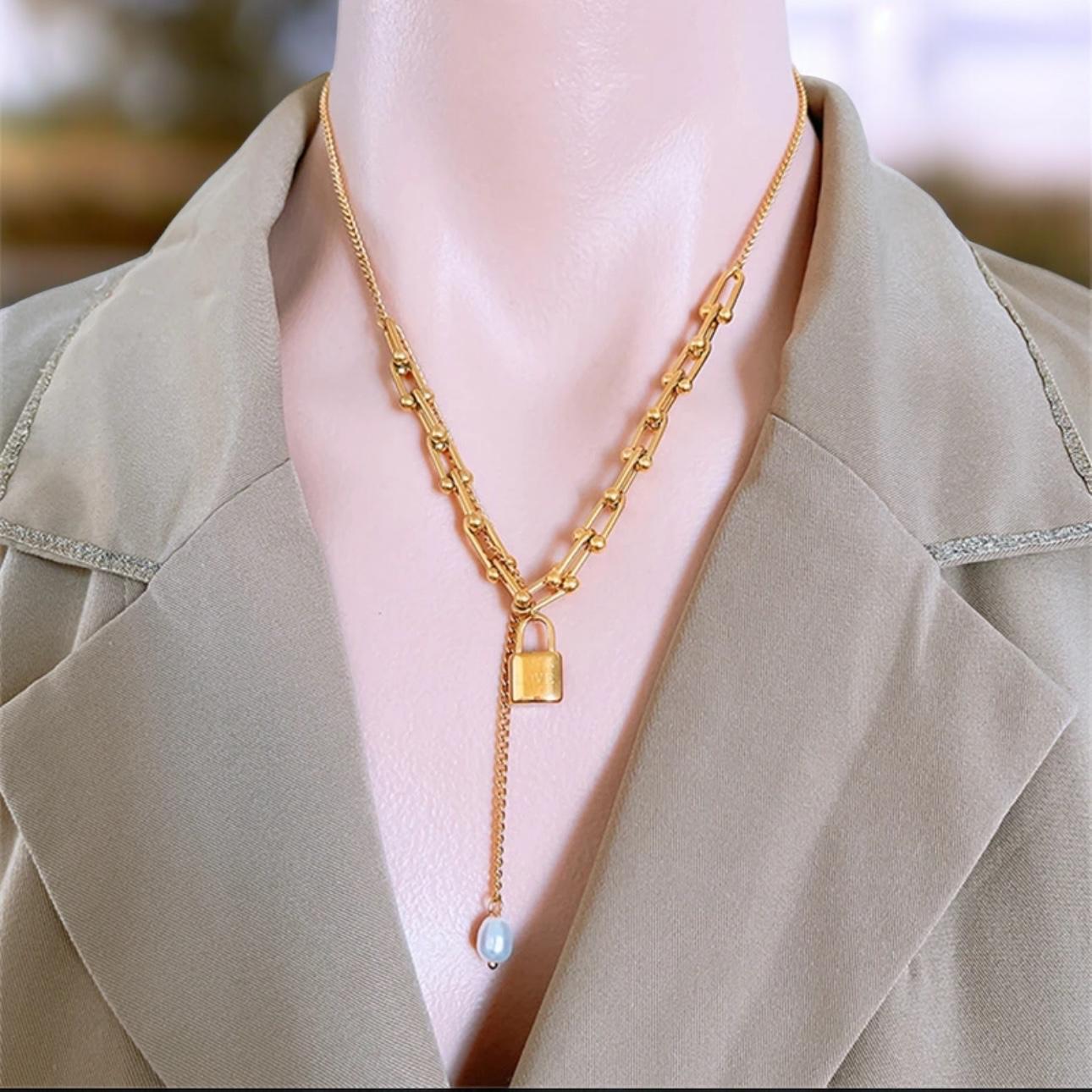 LOCKET - CHAIN OF LINKS IN THE SHAPE OF A U